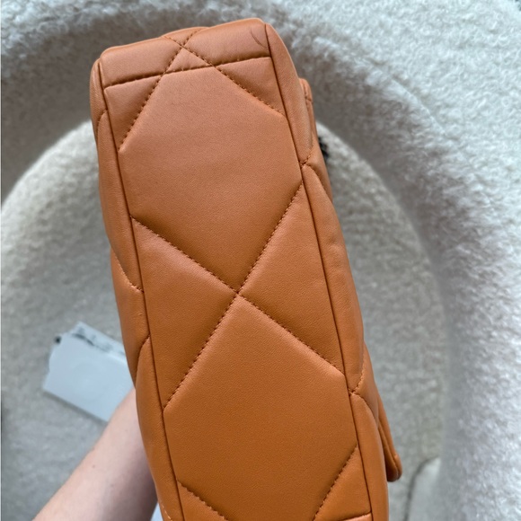 Chanel 19 Caramel color medium size - Picture 4 of 8